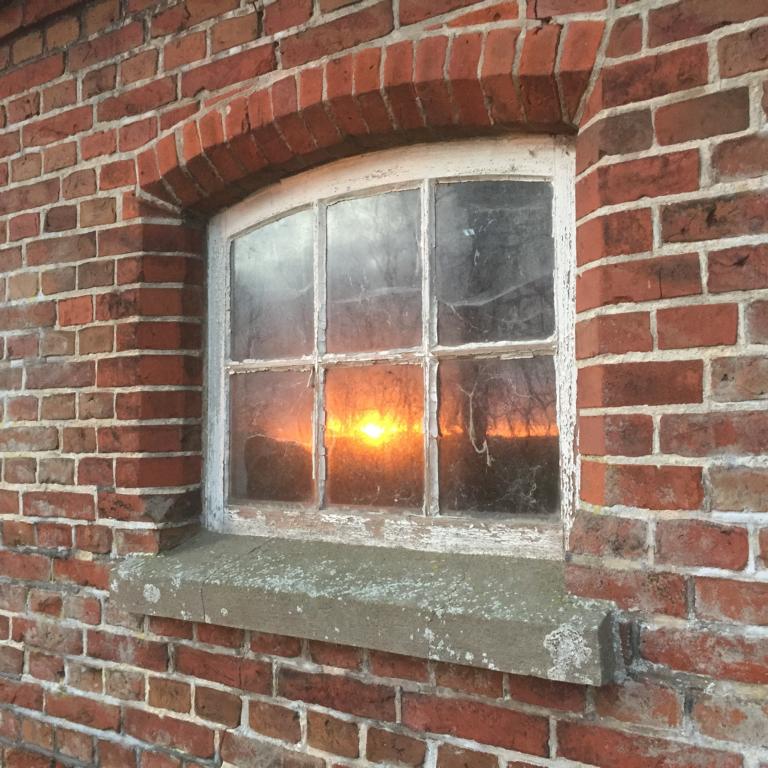 Sonnenaufgang im Scheunenfenster